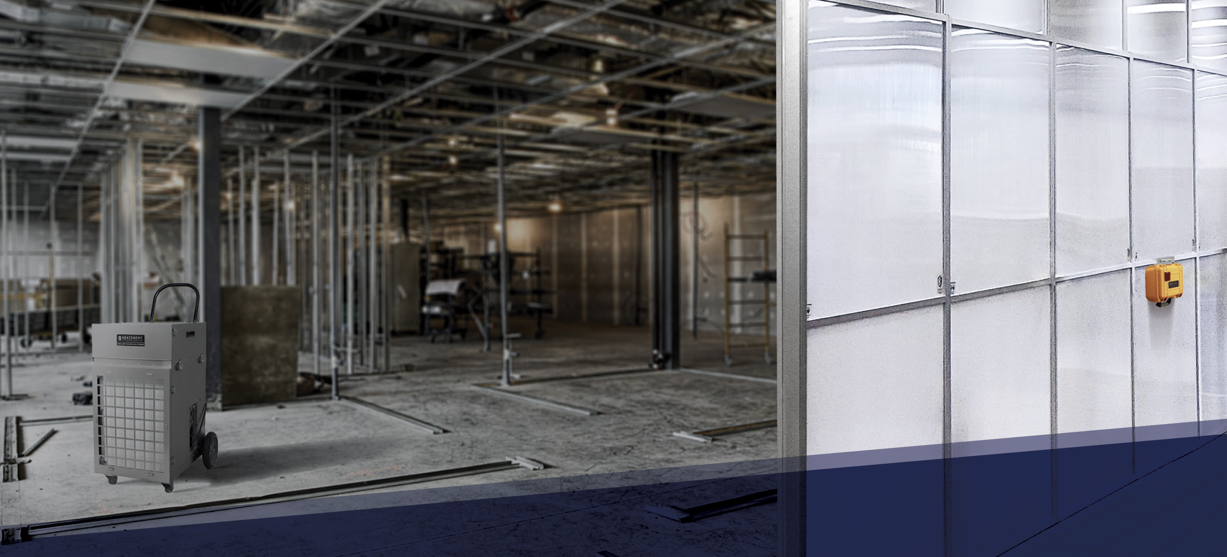 Un appareil de filtration d’air HEPA et une barrière de confinement modulaire installés sur un chantier actif pour contrôler les particules en suspension et maintenir un environnement propre lors de rénovations en milieu critique.