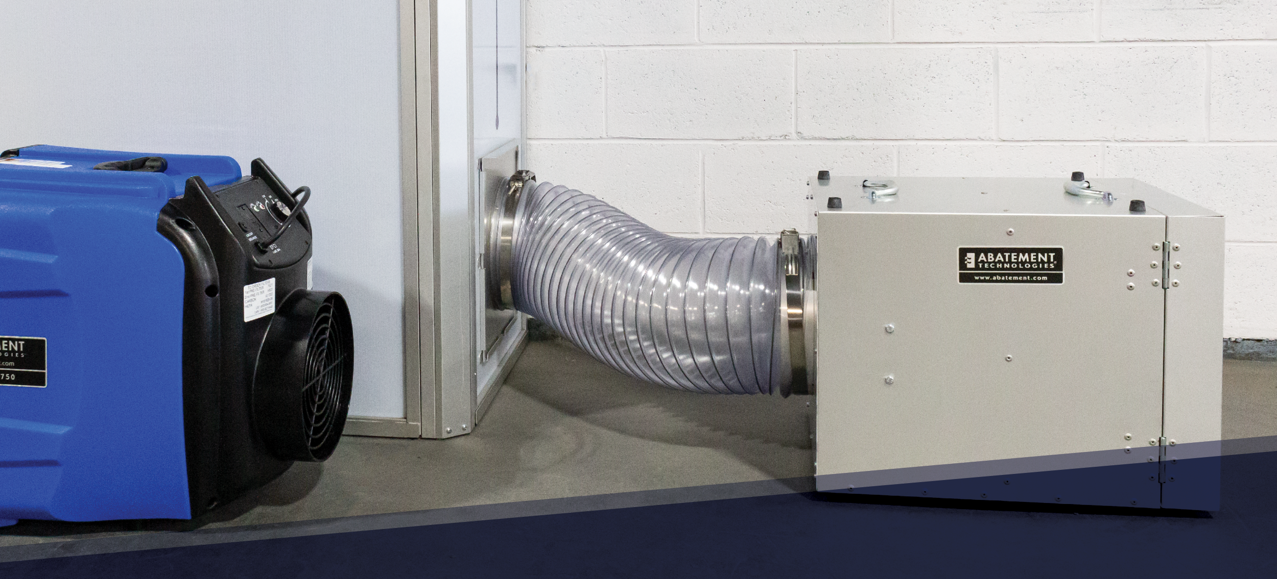 Installation d’un épurateur d’air portatif d’Abatement Technologies connecté à un système de confinement à l’aide d’un conduit, illustrant une configuration efficace pour les projets de remédiation de moisissures et de restauration.
