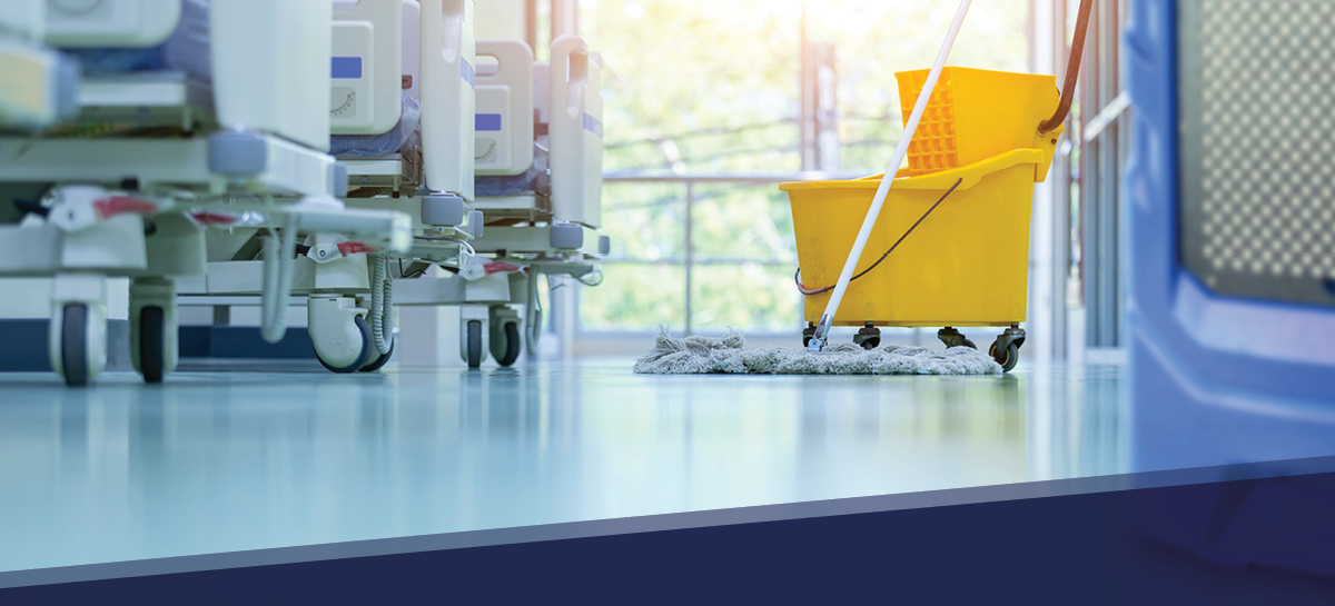 Équipement de nettoyage dans un couloir d’hôpital avec lumière naturelle, illustrant le rôle des solutions de filtration d’air d’Abatement Technologies dans la gestion des moisissures extrêmes et la protection des patients en milieu de soins de santé.